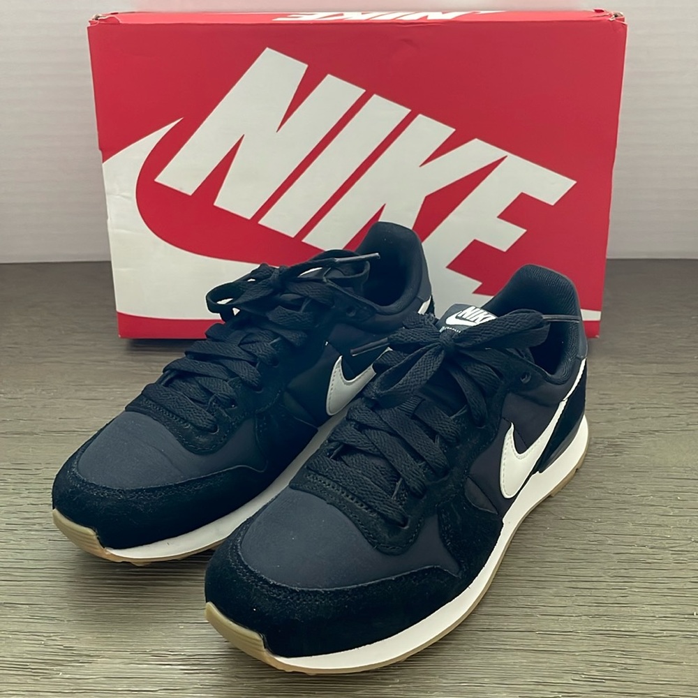 NiB Nike Women’s Internationalist, Black, Size 5